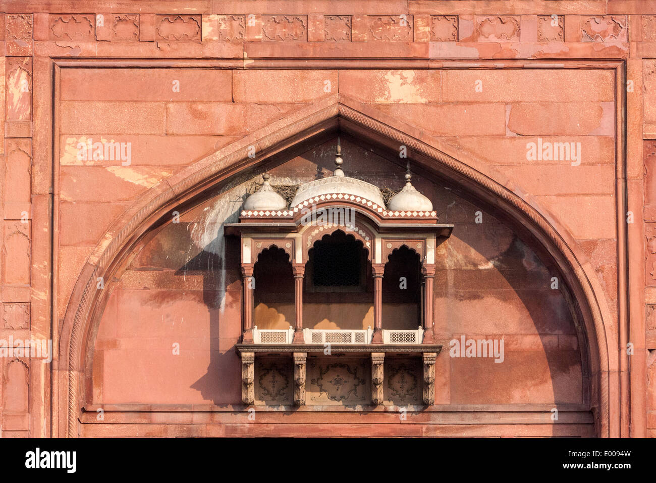 New Delhi, India. Decorazione in muratura in una delle pareti che circondano il cortile interno, Jama Masjid (Moschea del Venerdì). Foto Stock
