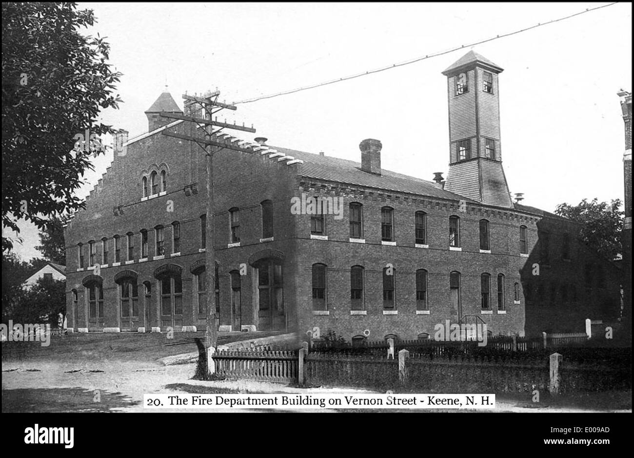 Questa fotografia dell'inizio del XX secolo cattura la stazione dei vigili del fuoco di Keene e i suoi vigili del fuoco nel New Hampshire, documentando le attrezzature antincendio e il personale dell'epoca. Foto Stock
