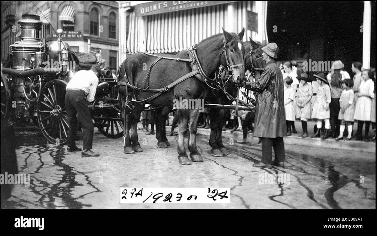 Questa fotografia storica del dipartimento dei vigili del fuoco di Keene NH mostra il motore antincendio a vapore Amoskeag, un motore antincendio trainato da cavalli utilizzato dal dipartimento all'inizio del XX secolo. Foto Stock