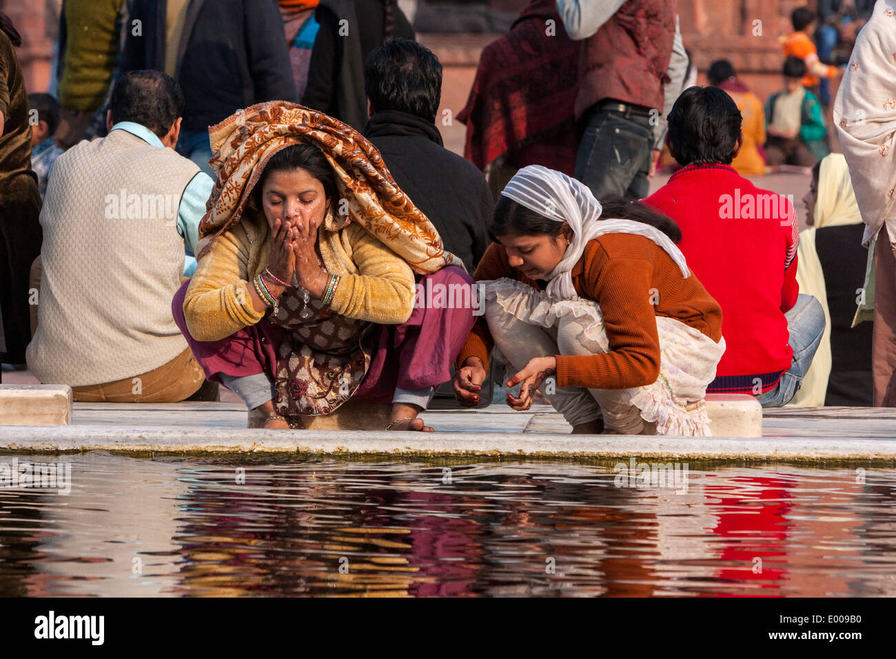 New Delhi, India. Le donne musulmane di eseguire le abluzioni prima delle preghiere, Jama Masjid (Moschea del Venerdì). Foto Stock