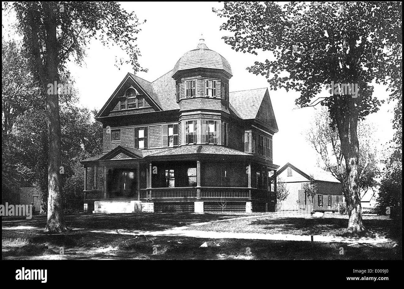La Woodward House, situata in Court Street a Keene, New Hampshire, è una casa storica conosciuta per la sua architettura del XIX secolo e la sua associazione con la storia della città. La casa rappresenta il patrimonio e l'artigianato locale. Foto Stock