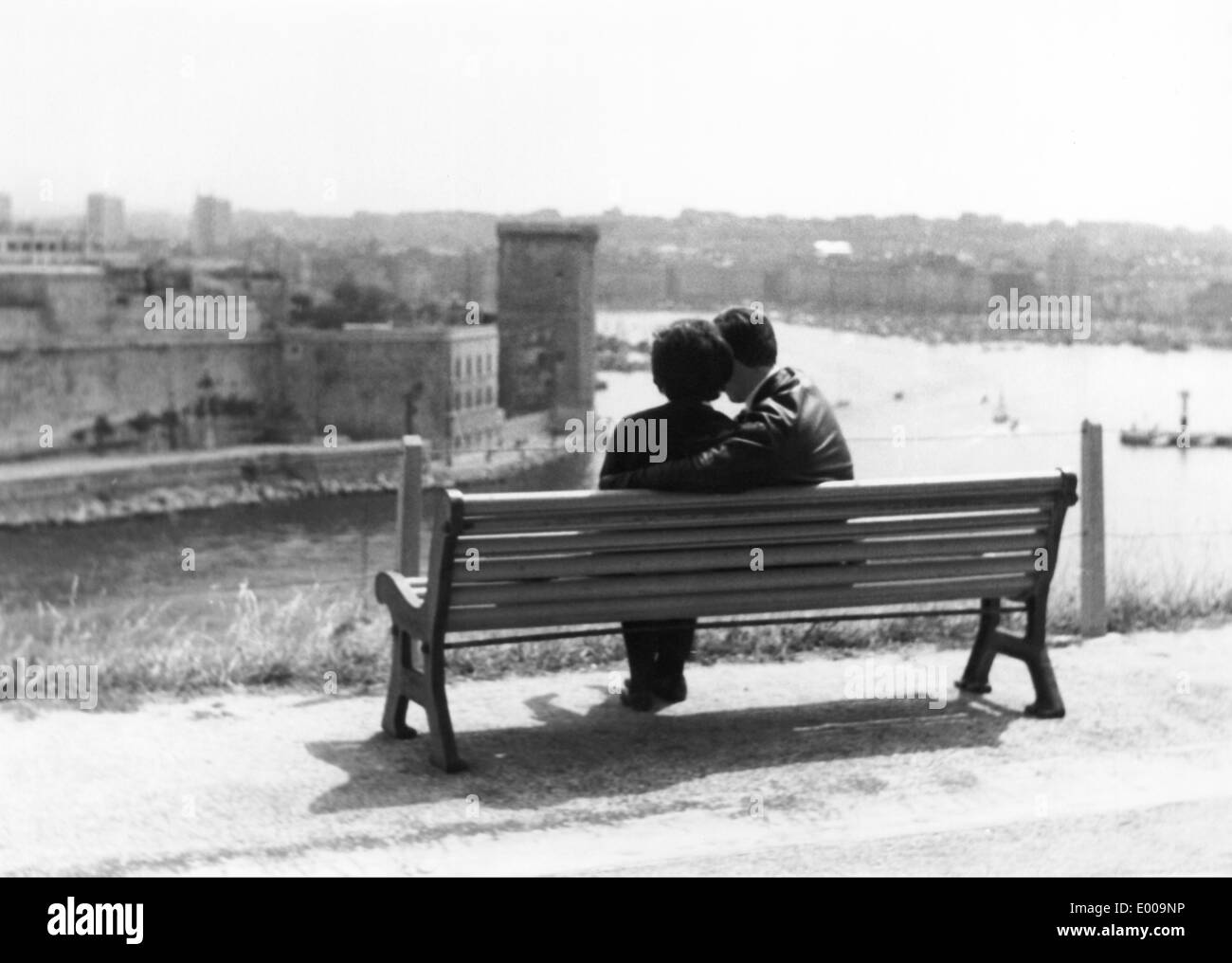 Giovane su un banco a Marsiglia, 1963 Foto Stock