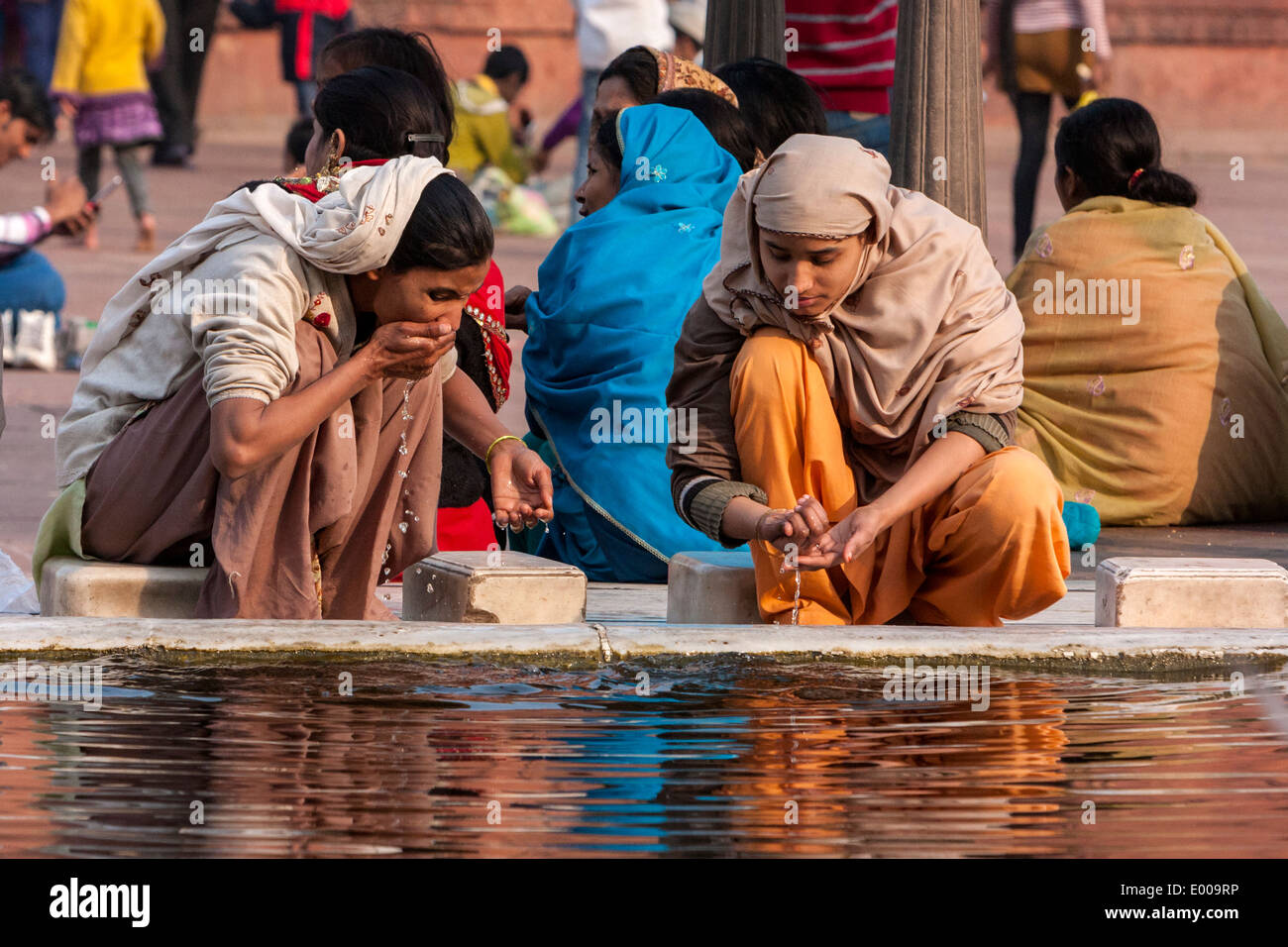 New Delhi, India. Le donne musulmane di eseguire le abluzioni prima delle preghiere, Jama Masjid (Moschea del Venerdì). Foto Stock