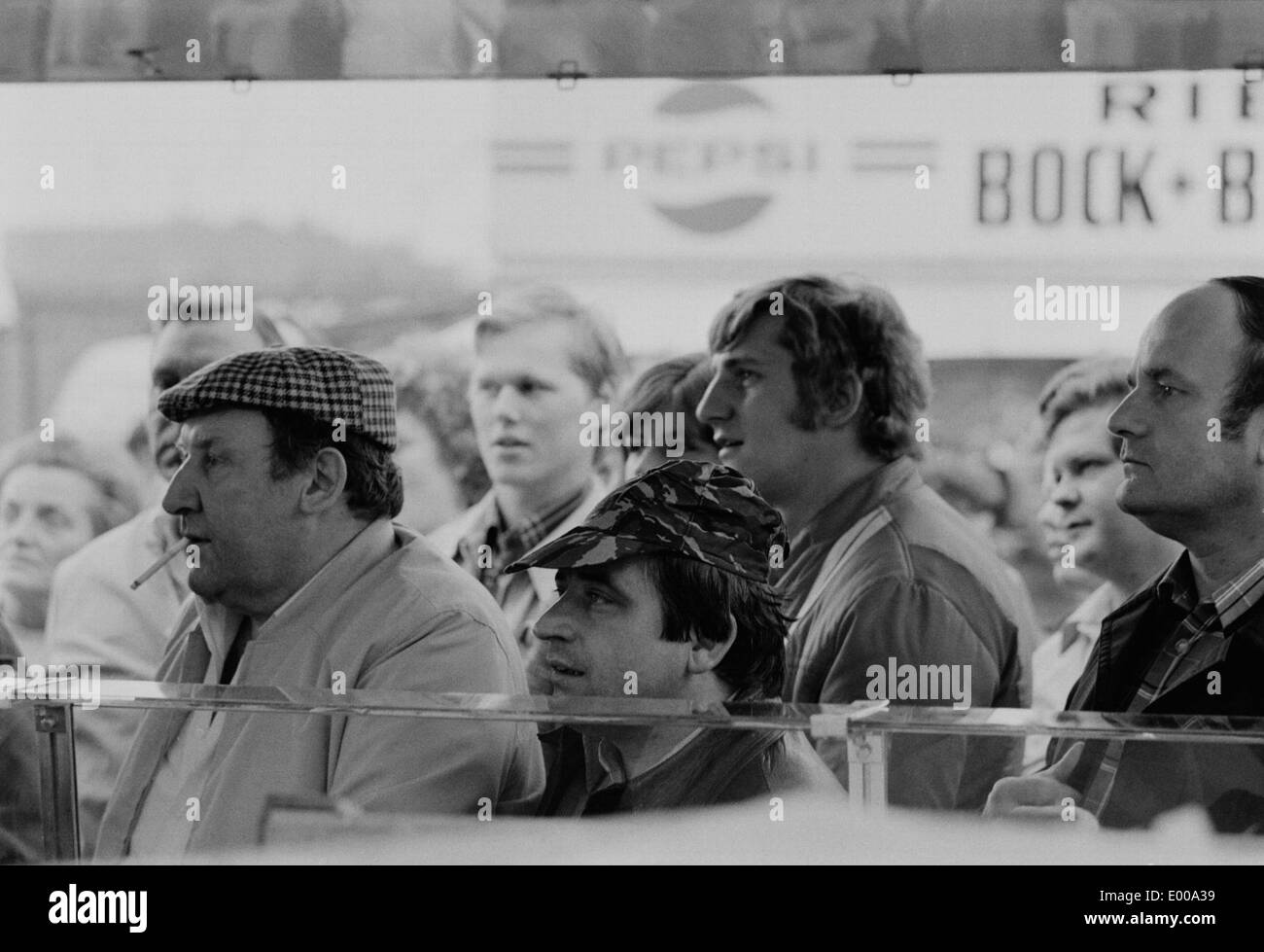Persone davanti a uno snack bar Foto Stock