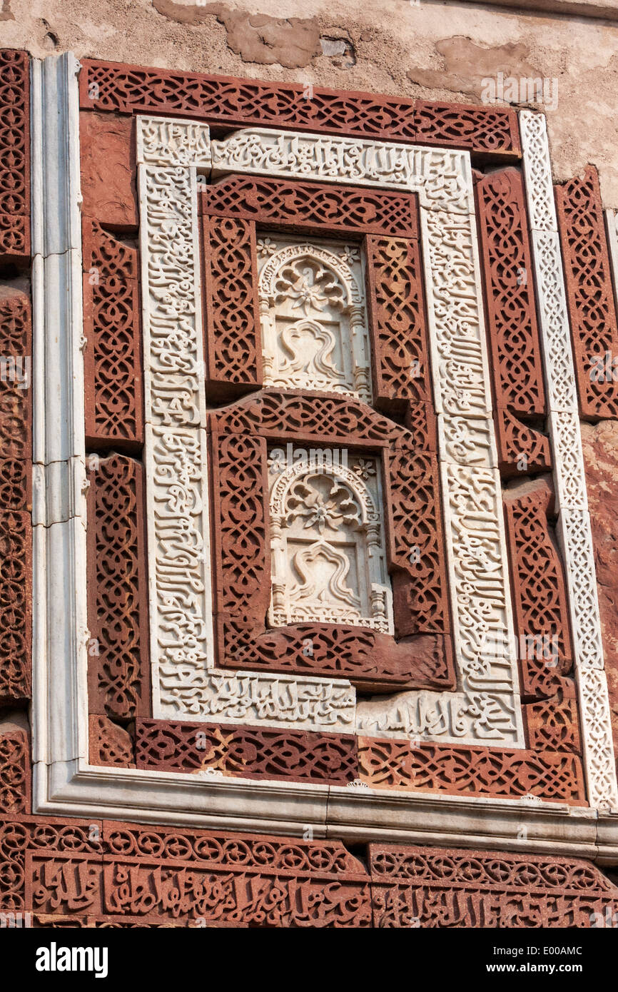 New Delhi, India. Lavori decorativi in pietra nel Alai Darwaza, Qutb Minar complesso. La calligrafia Araba, Lotus. Foto Stock