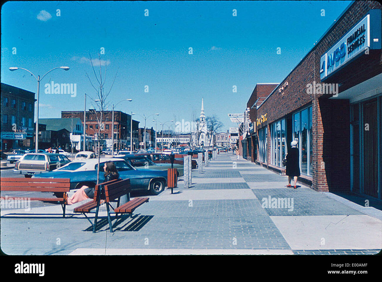 Questa fotografia di Anne Wardwell mostra i motivi del marciapiede a Keene, New Hampshire, mettendo in evidenza i complessi disegni del marciapiede lungo Main Street. La Chiesa unita di Cristo e vari edifici aggiungono fascino storico alla zona. Foto Stock