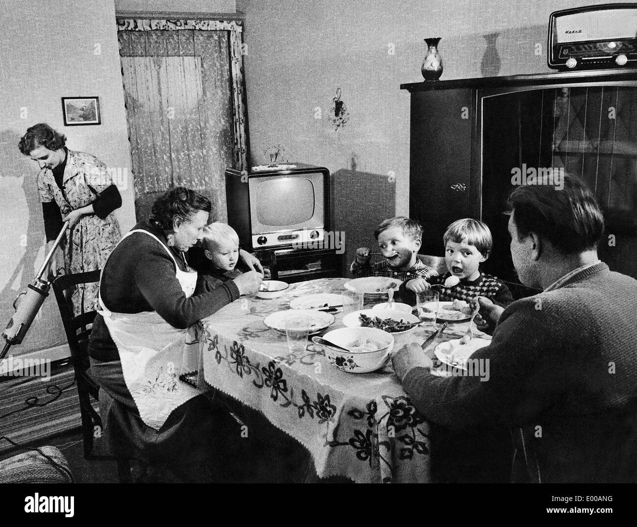 Una famiglia mentre mangia, 1959 Foto Stock