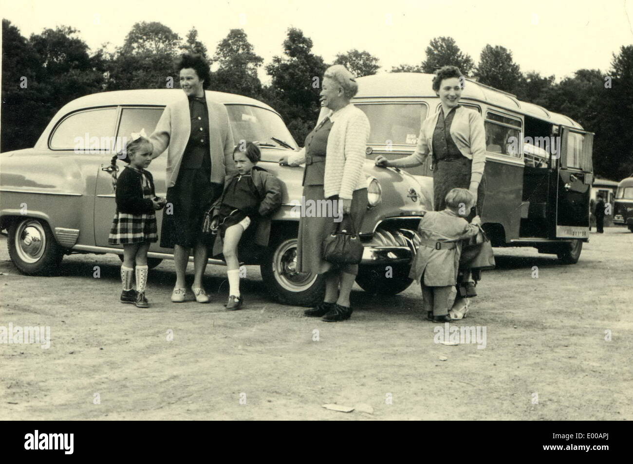 Gita di famiglia con una Opel Olympia Rekord Foto Stock