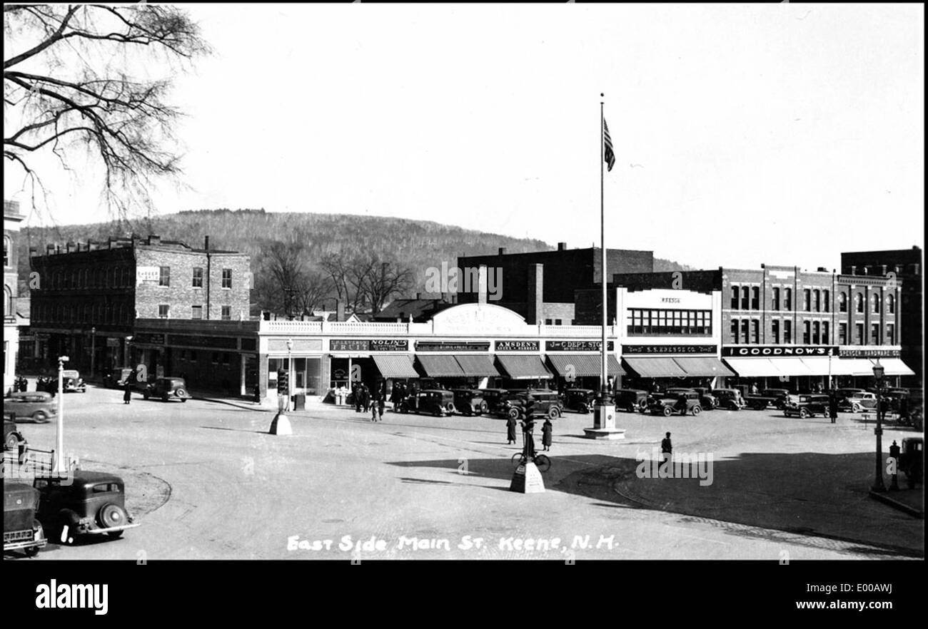 Questa fotografia degli anni '1930 cattura il lato est di Main Street a Keene, New Hampshire, mostrando auto d'epoca e il Cheshire House Block. Riflette l'architettura storica e il quartiere degli affari del centro di Keene durante quell'epoca. Foto Stock