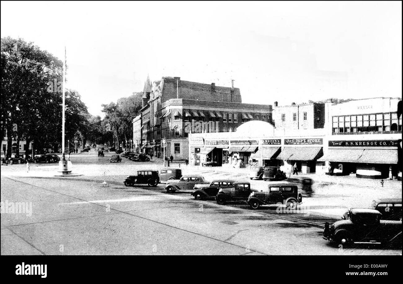 Questa fotografia mostra Main Street a Keene, New Hampshire, durante gli anni '1930 L'immagine cattura la vivace area del centro con i suoi edifici storici e le automobili d'epoca, che riflettono lo stile di vita dell'epoca. Foto Stock