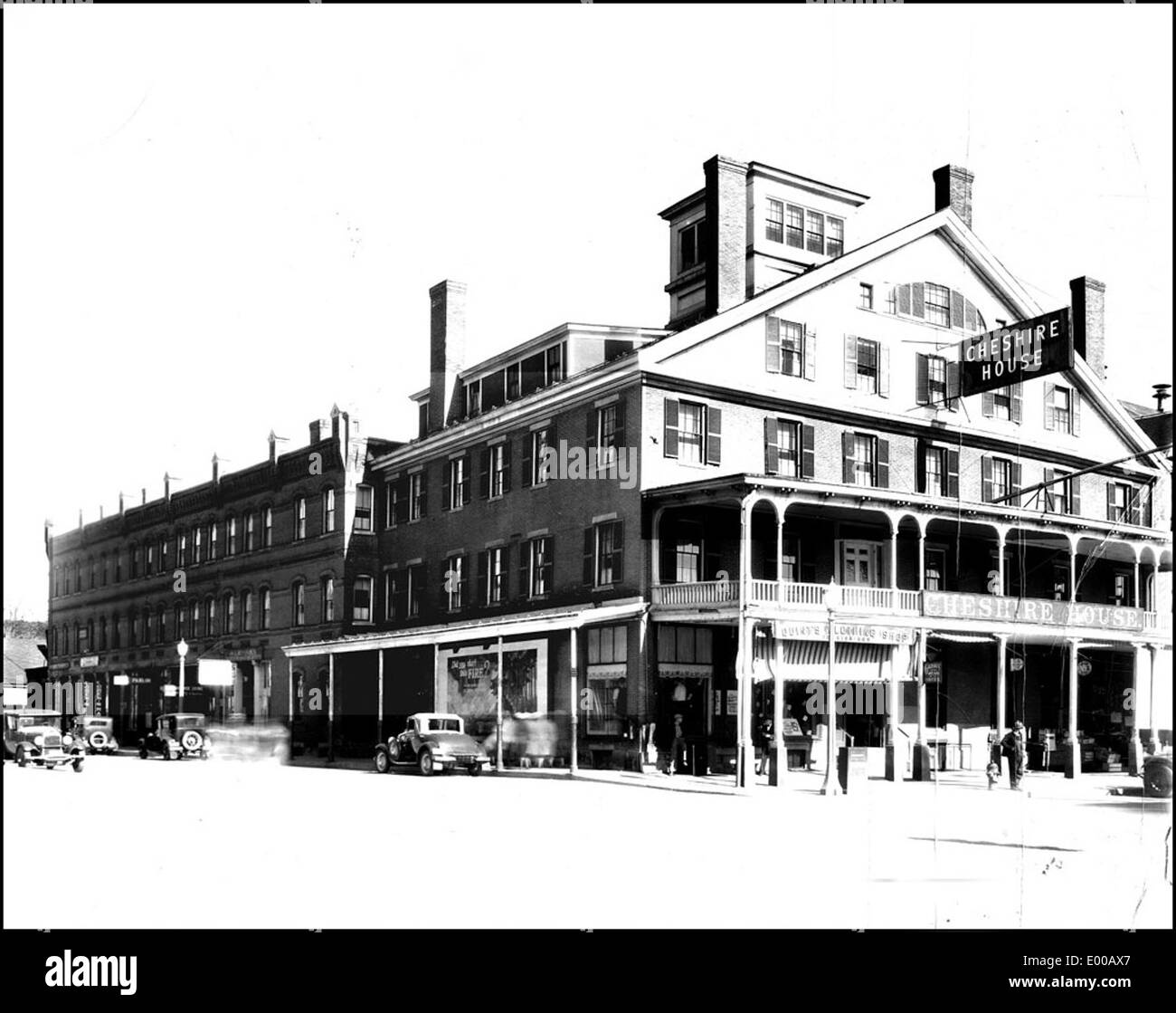 Questa fotografia d'epoca cattura Cheshire House sulla Main Street a Keene, New Hampshire, durante gli anni '1930, evidenziando l'architettura e la presenza di auto d'epoca nel quartiere degli affari, riflettendo un momento storico nel centro della città. Foto Stock