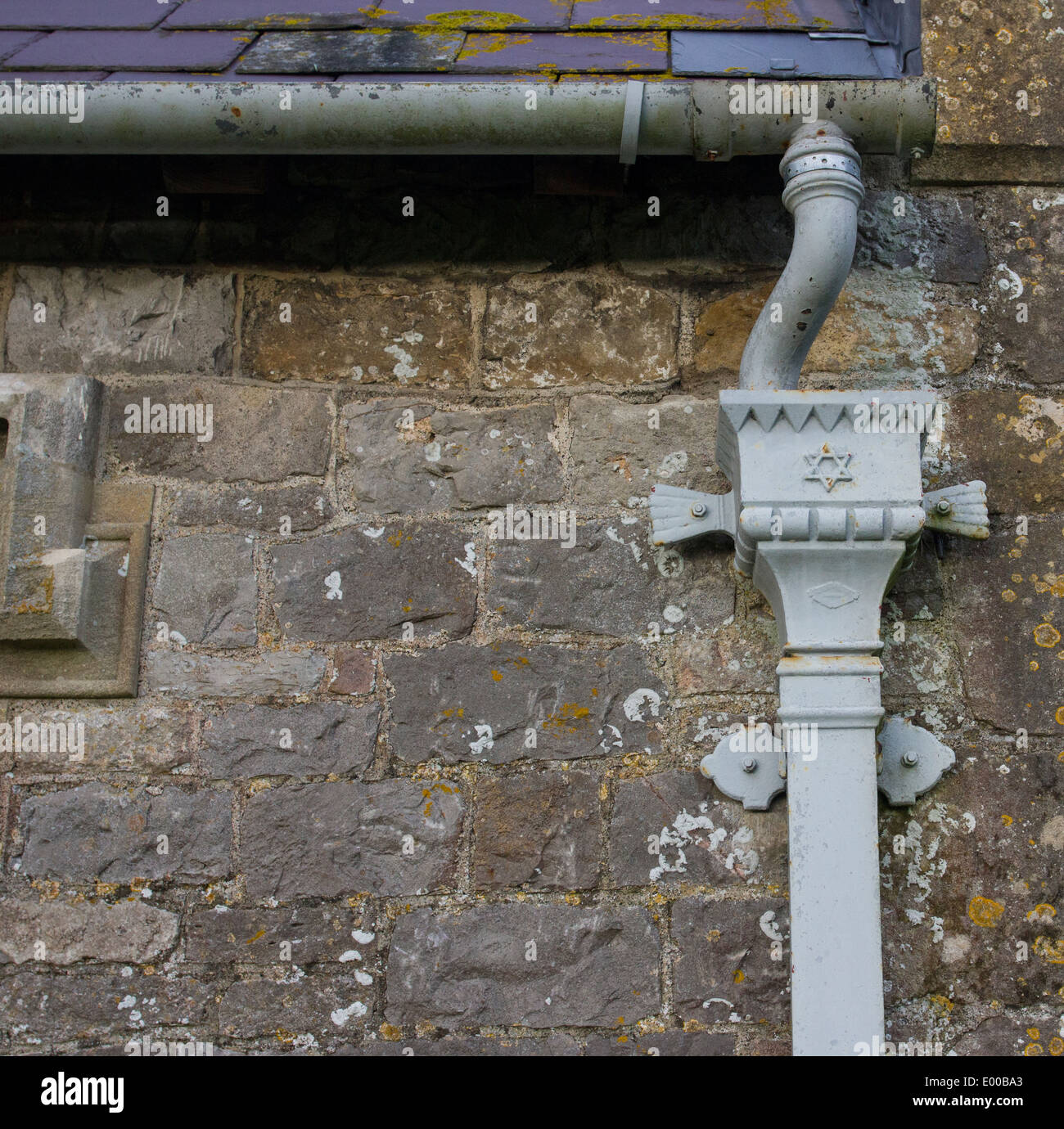 Dettaglio di una ghisa drainpipe e grondaia in una chiesa medievale in Inghilterra Foto Stock