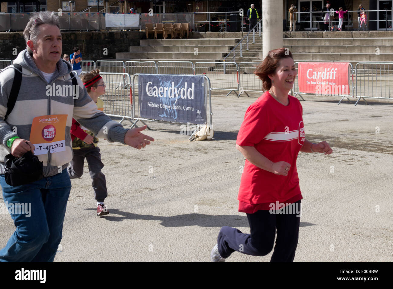 CARDIFF REGNO UNITO MARZO 2014 - In esecuzione a supporto di rilievo dello Sport Foto Stock