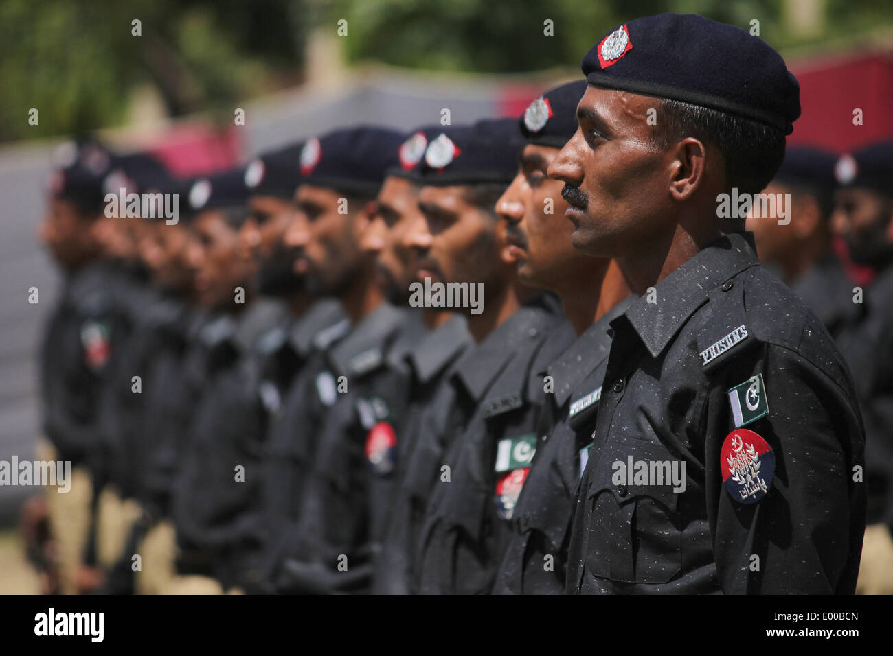 Lahore, Pakistan. 28 apr 2014. Pakistano (Punjab) Police commandos visualizzare le loro competenze durante un passaggio fuori parade, dopo il completamento della loro tre mesi di formazione presso la sede centrale di Ranger di Lahore il 28 aprile 2014. 165 personale di polizia completato la loro formazione commando il lunedì per la lotta contro il terrorismo in Pakistan Ranger (Punjab) sede di Lahore, secondo un comunicato stampa. Credito: Rana Sajid Hussain/Pacific Press/Alamy Live News Foto Stock