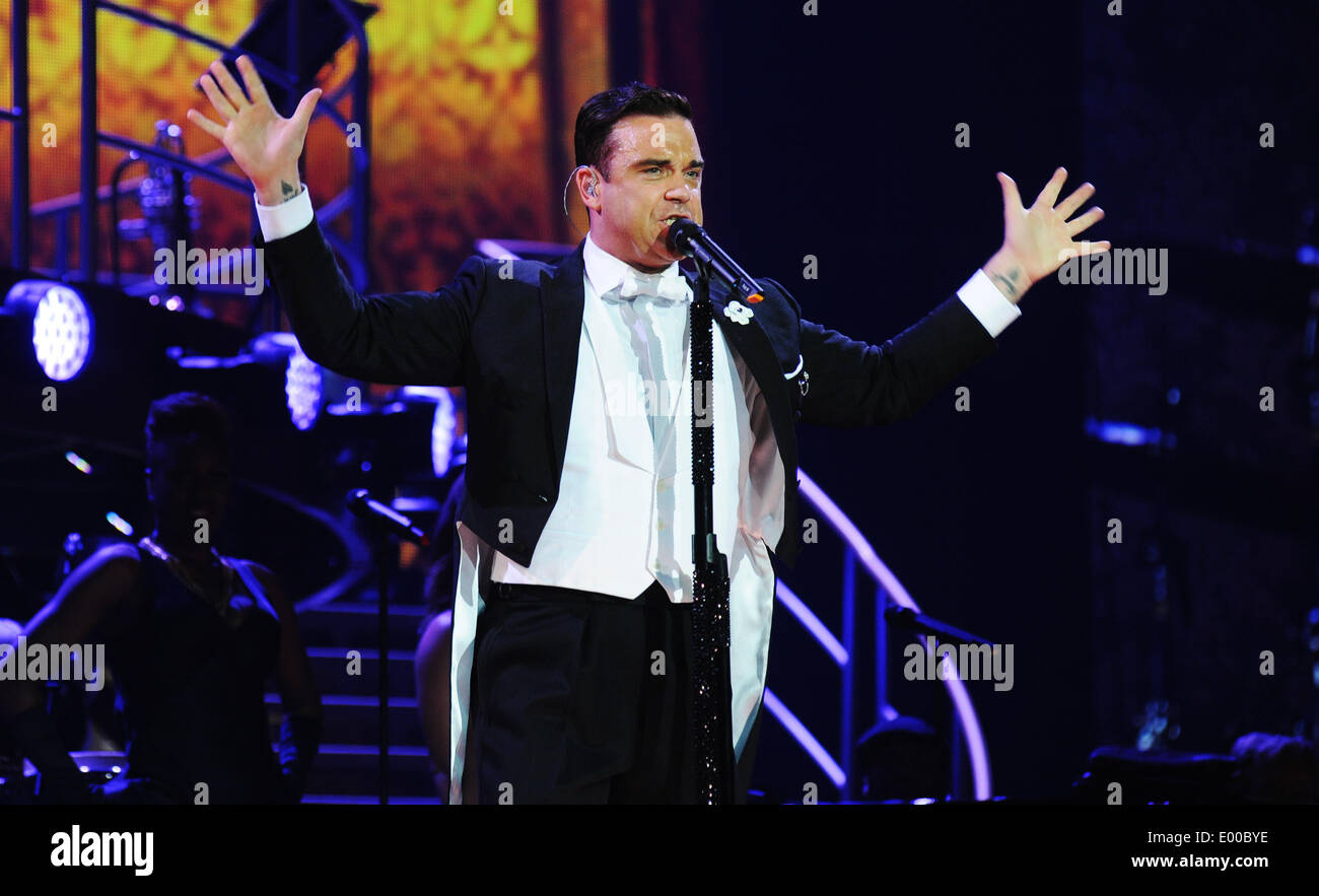 Il cantante britannico Robbie Williams compie durante un concerto a Praga, nella Repubblica ceca il 26 aprile 2014. (CTK foto/Veronika Simkova) Foto Stock