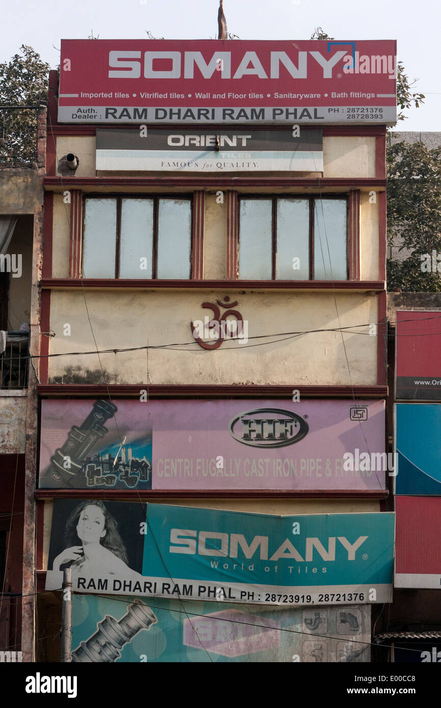 New Delhi, India. Edificio che mostra la "OM" simbolo un sanscrito suono usato all'inizio e alla fine dei sacri testi indù. Foto Stock