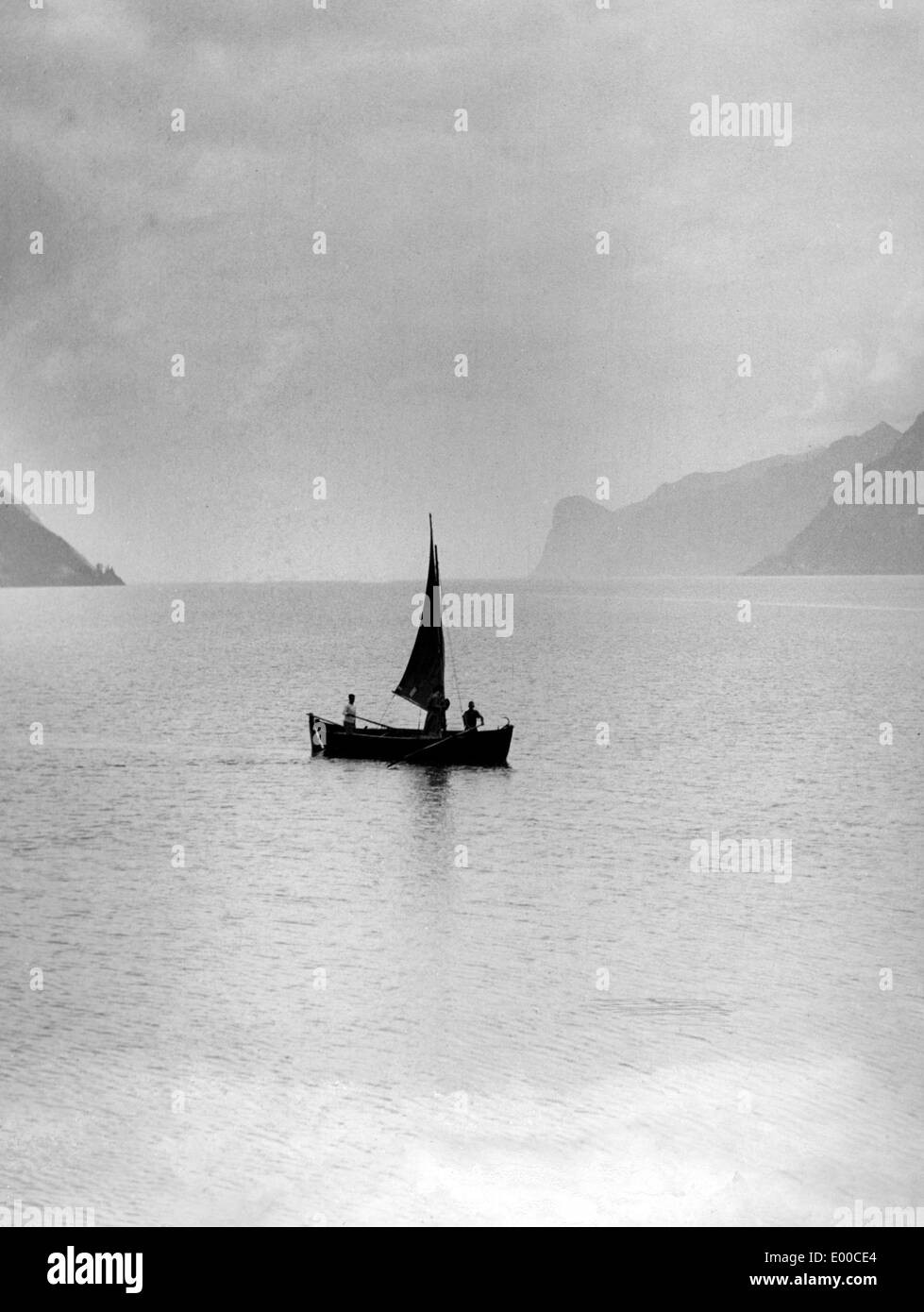 Barca a vela sul Lago di Garda Foto Stock