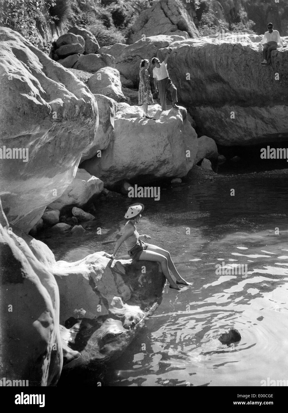 I turisti in un fiume di montagna in Mallorca Foto Stock
