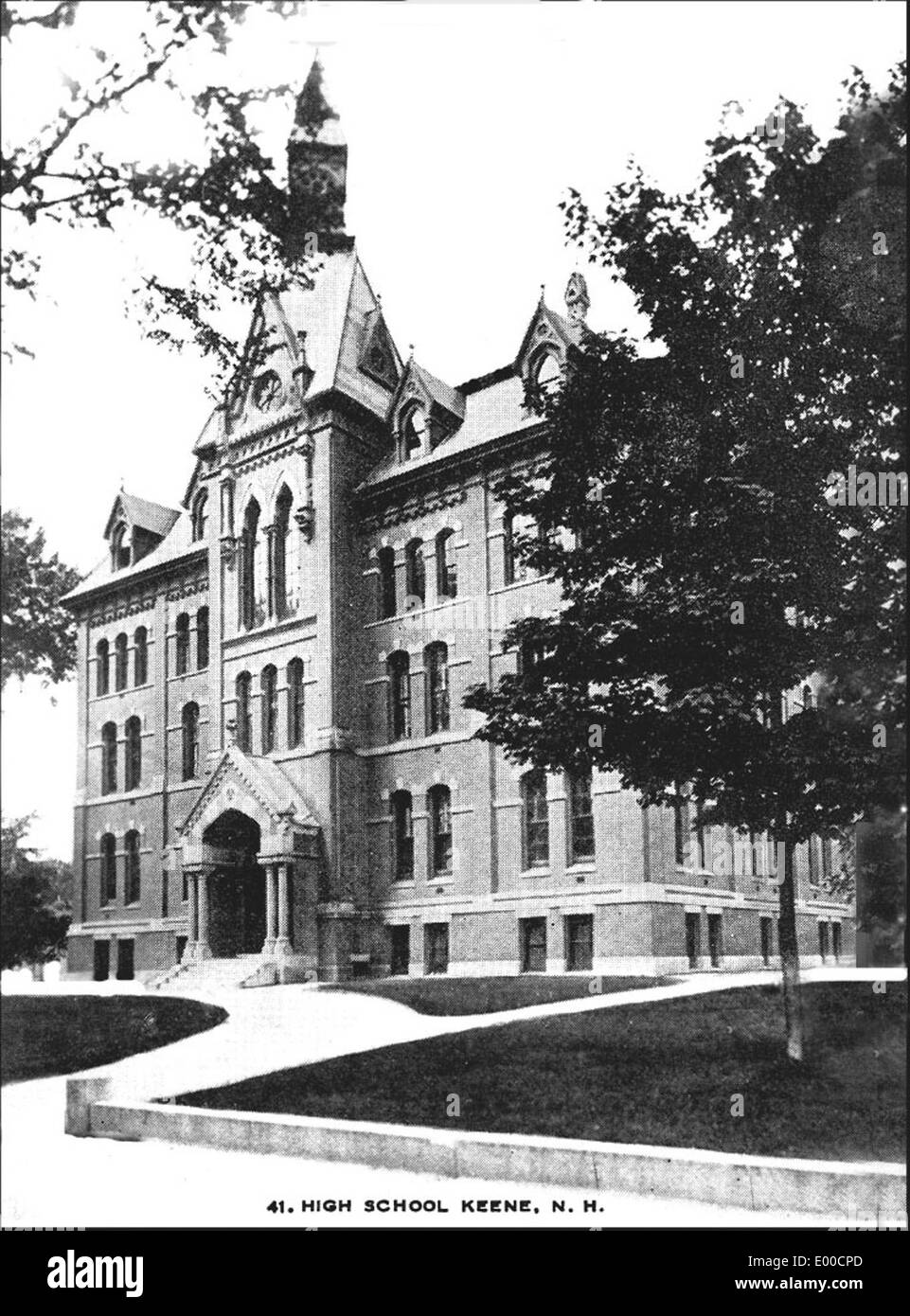 La Keene High School, originariamente situata a Keene, New Hampshire, è stata un'istituzione educativa prima della sua trasformazione in Central Junior High School. Si erge come un punto di riferimento storico dell'educazione locale nella zona. Foto Stock