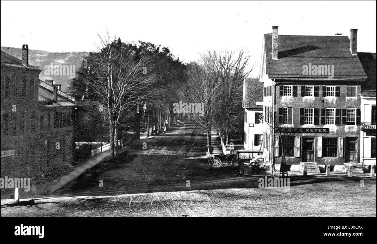 West Street e Central Square a Keene, New Hampshire, sono famose per la loro pittoresca architettura e la posizione centrale. L'area presenta edifici storici e offre una vista sullo sviluppo culturale e commerciale della città nel corso degli anni, riflettendo il fascino del New England di Keene. Foto Stock