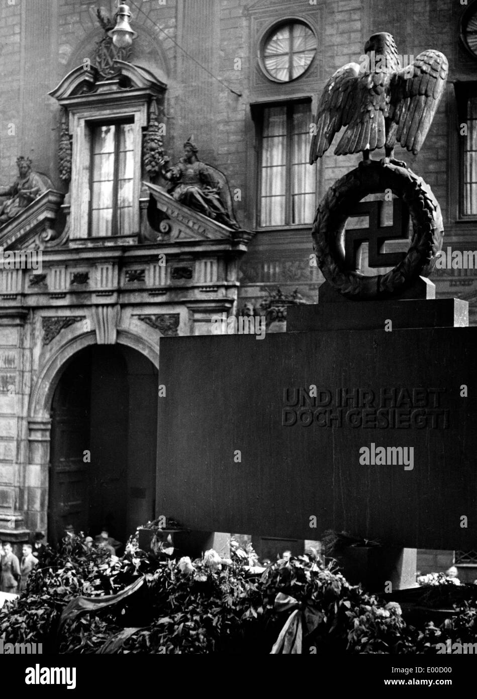 Monumento di pietra di fronte alla Feldherrnhalle presso l'Odeonsplatz a Monaco di Baviera, 1934 Foto Stock