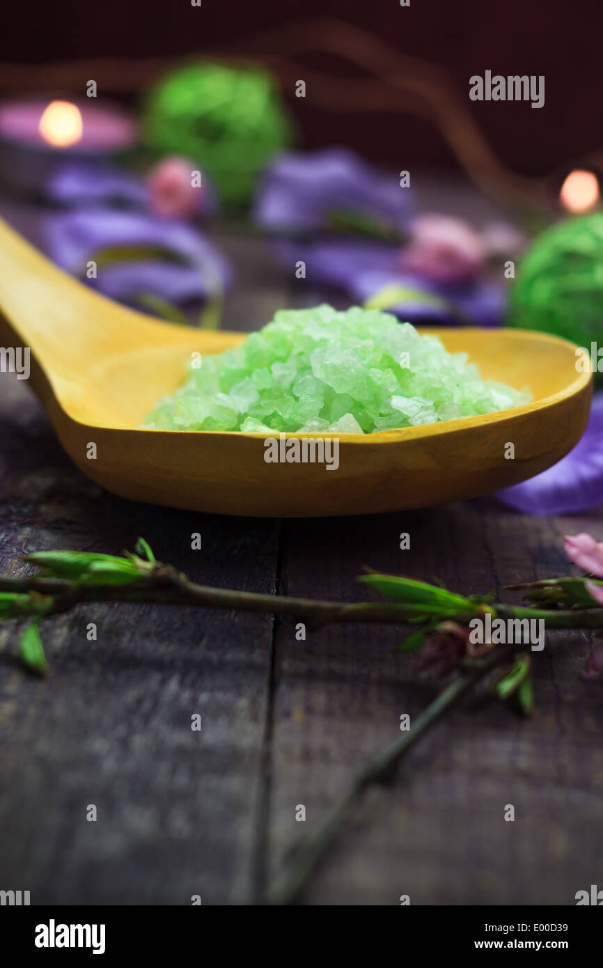 Concetto di Spa. Primo piano di un verde sale di balneazione Foto Stock