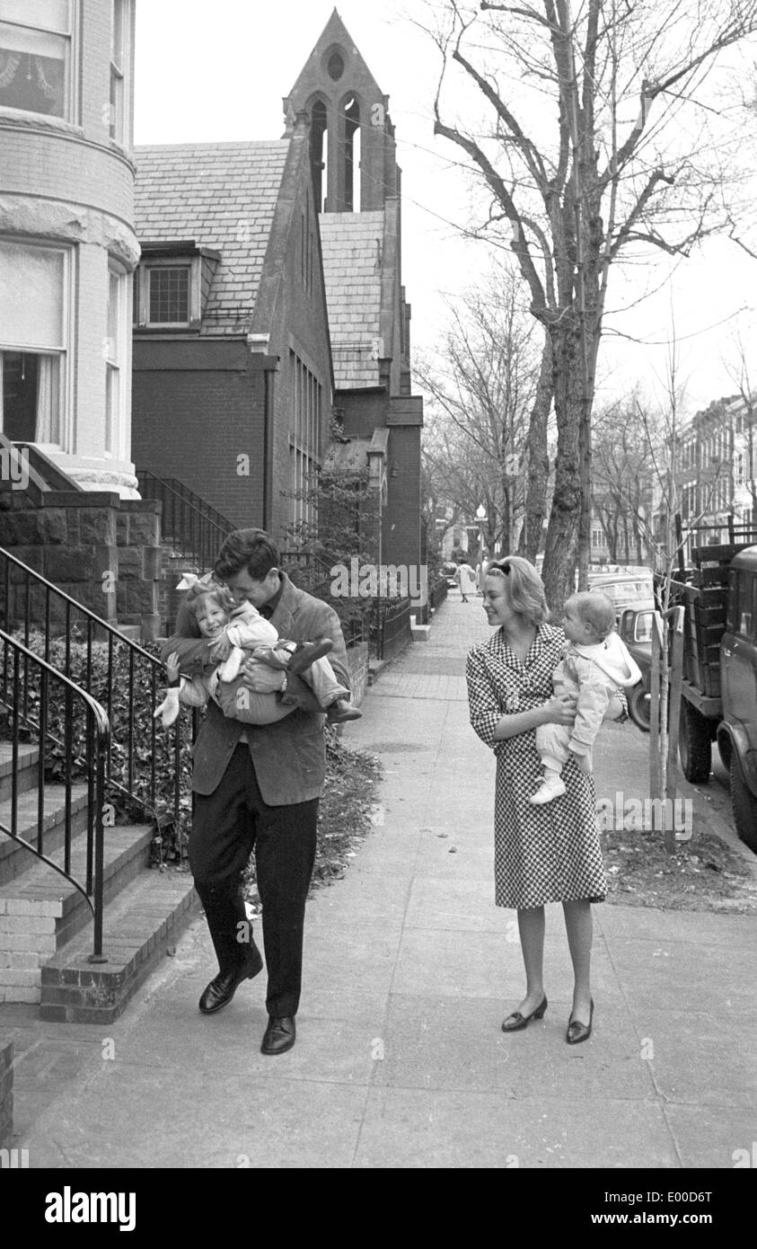 Edward Kennedy con la sua famiglia in Bronxville, 1963 Foto Stock