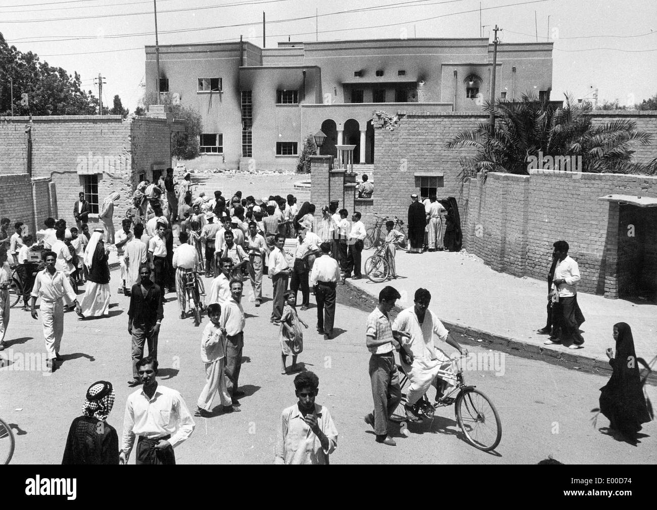 Rovesciare la monarchia: bruciato il palazzo di re Faisal II a Bagdad, 1958 Foto Stock