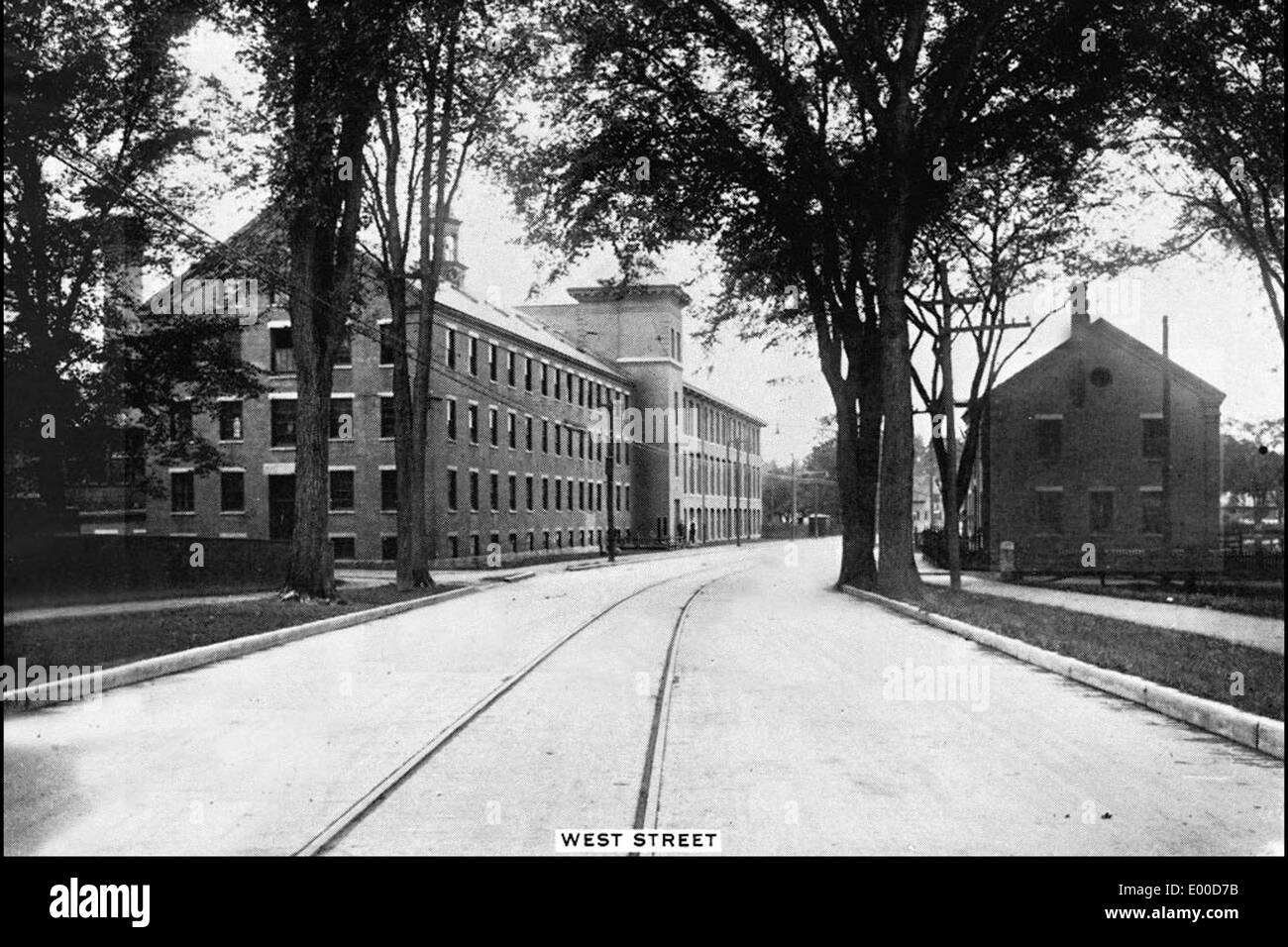Una fotografia di edifici storici lungo West Street a Keene, New Hampshire. L'immagine mette in evidenza gli edifici Faulkner e Colony Mill, che riflettono il patrimonio industriale e lo stile architettonico della città lungo le sue pittoresche strade fiancheggiate da olmi. Foto Stock