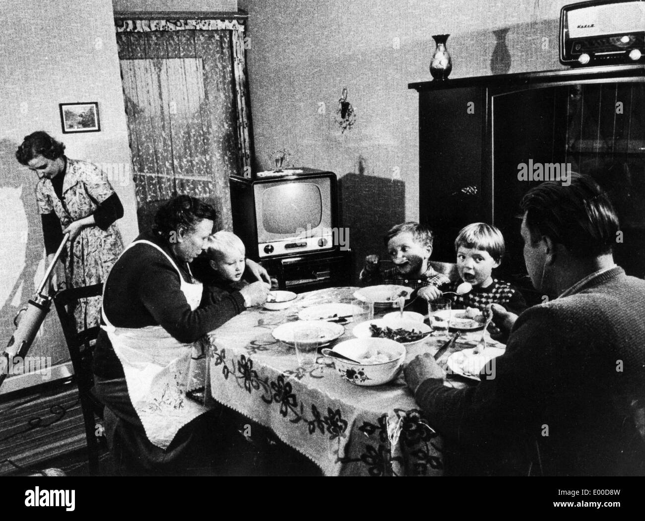 Una famiglia di mangiare in "parlor', 1959 Foto Stock
