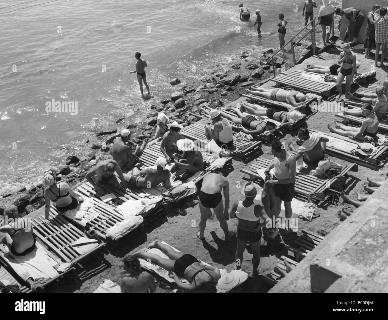 I turisti sulla spiaggia di Yalta, 1960 Foto Stock