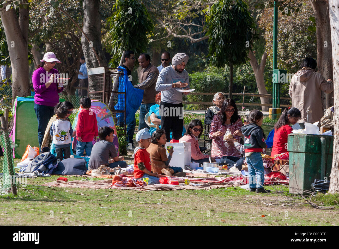 New Delhi, India. Una famiglia Sikh godendo di un Sabato picnic nei giardini di Lodi.e Foto Stock