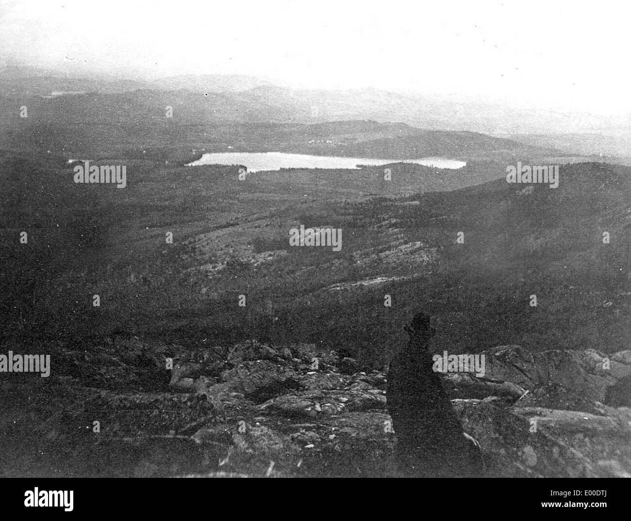 Mount Monadnock, situato nella contea di Cheshire, New Hampshire, è una destinazione popolare per gli scalatori. Il dipinto di J.A. French cattura la bellezza aspra della montagna e il terreno impegnativo affrontato dagli scalatori. Foto Stock