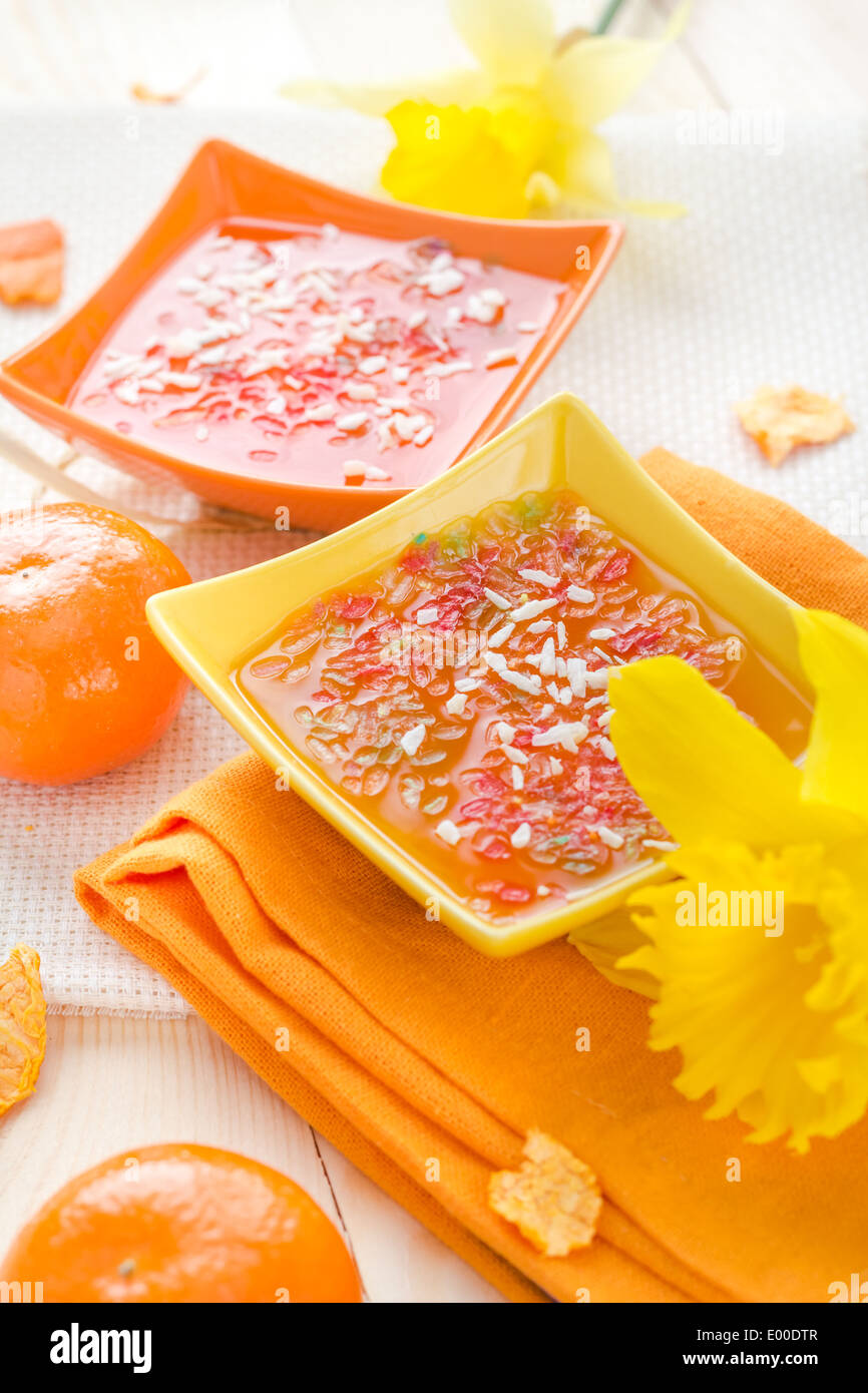 Gustosa gelatina di frutta e rabboccato con filamenti di cocco Foto Stock