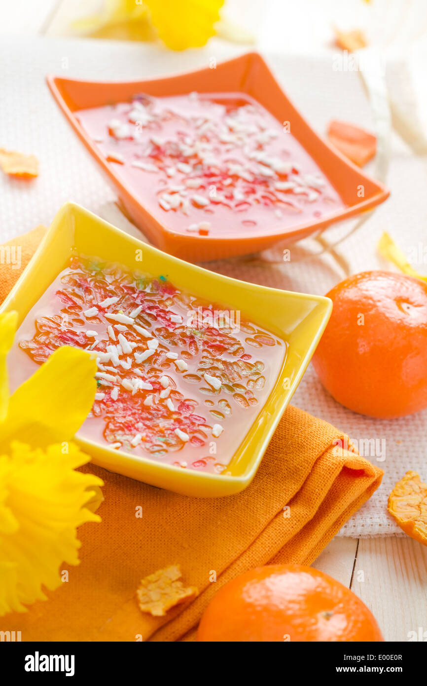 Gustosa gelatina di frutta e rabboccato con filamenti di cocco Foto Stock