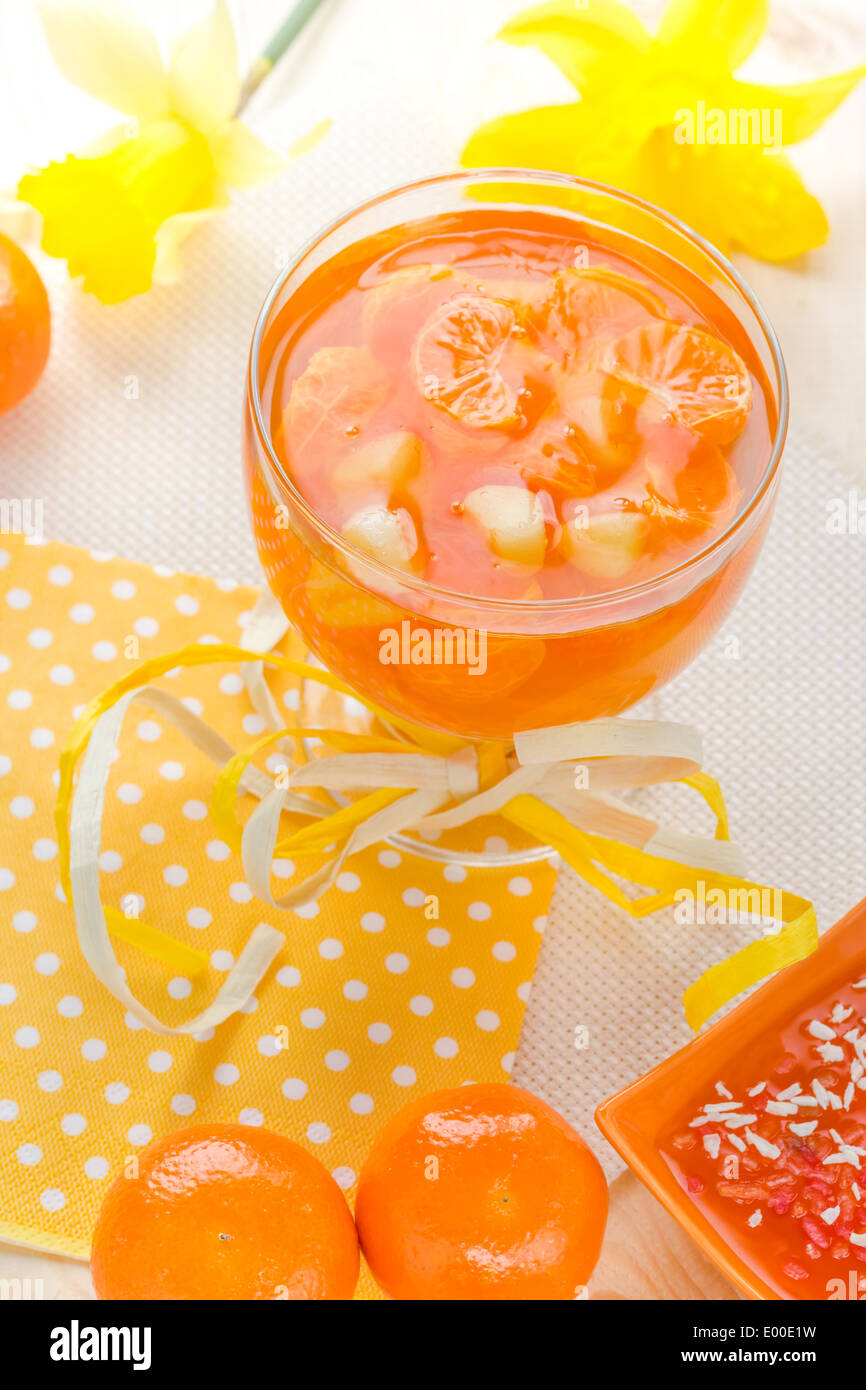 Gustosa gelatina di frutta con fette di arancia Foto Stock