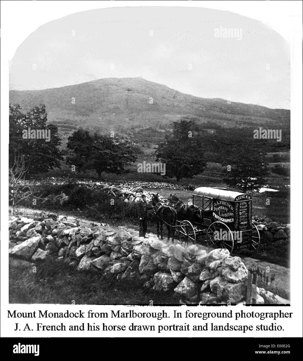 Questa fotografia storica di J.A. French raffigura il Monte Monadnock, situato nella contea di Cheshire, nel New Hampshire. L'immagine mostra una carrozza trainata da cavalli che sale sulla montagna, riflettendo il modo di trasporto del XIX secolo nella zona. Foto Stock