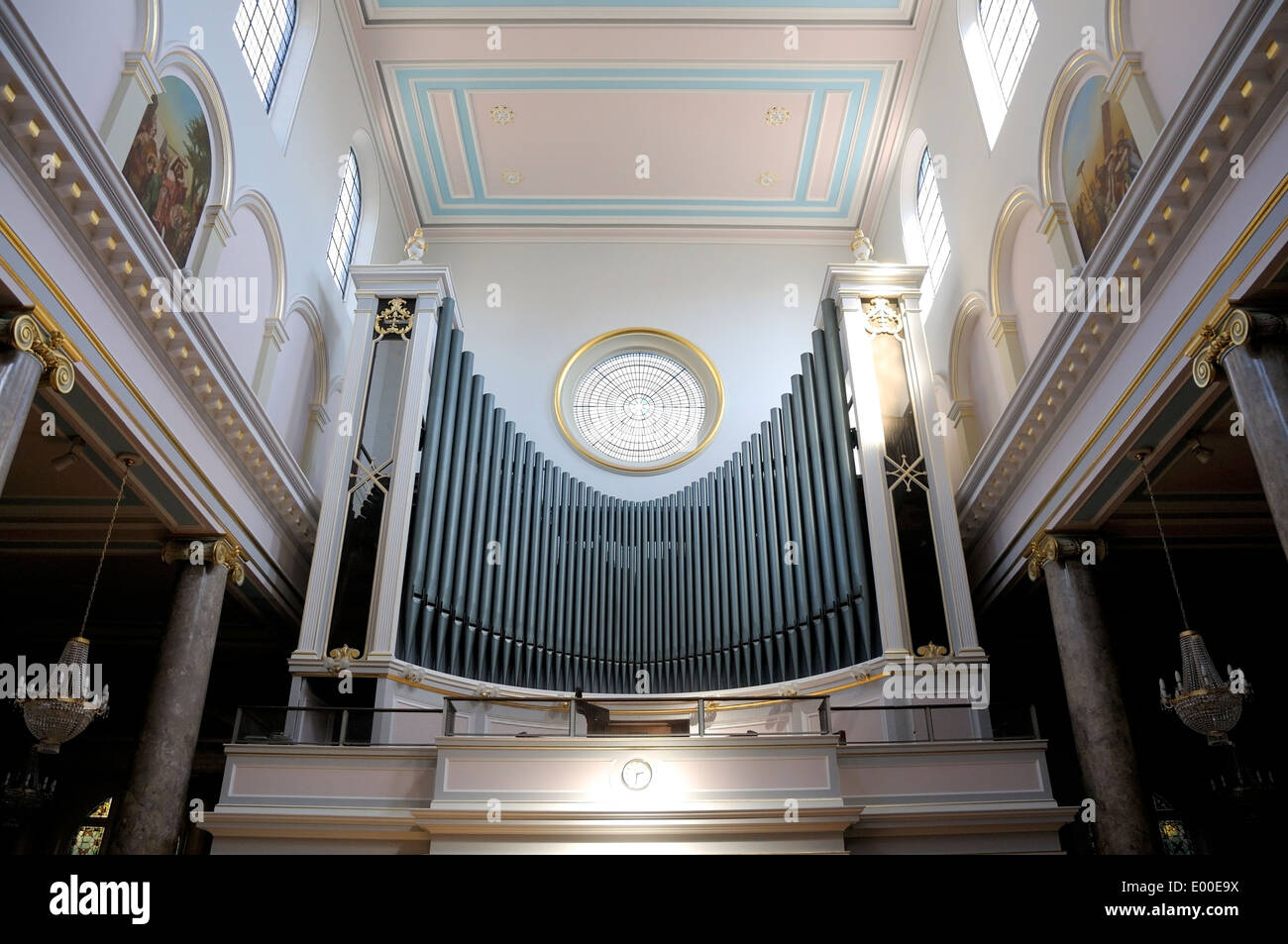 Londra, Inghilterra, Regno Unito. San Pietro Chiesa italiana, Clerkenwell Rd. Interni - organo Foto Stock