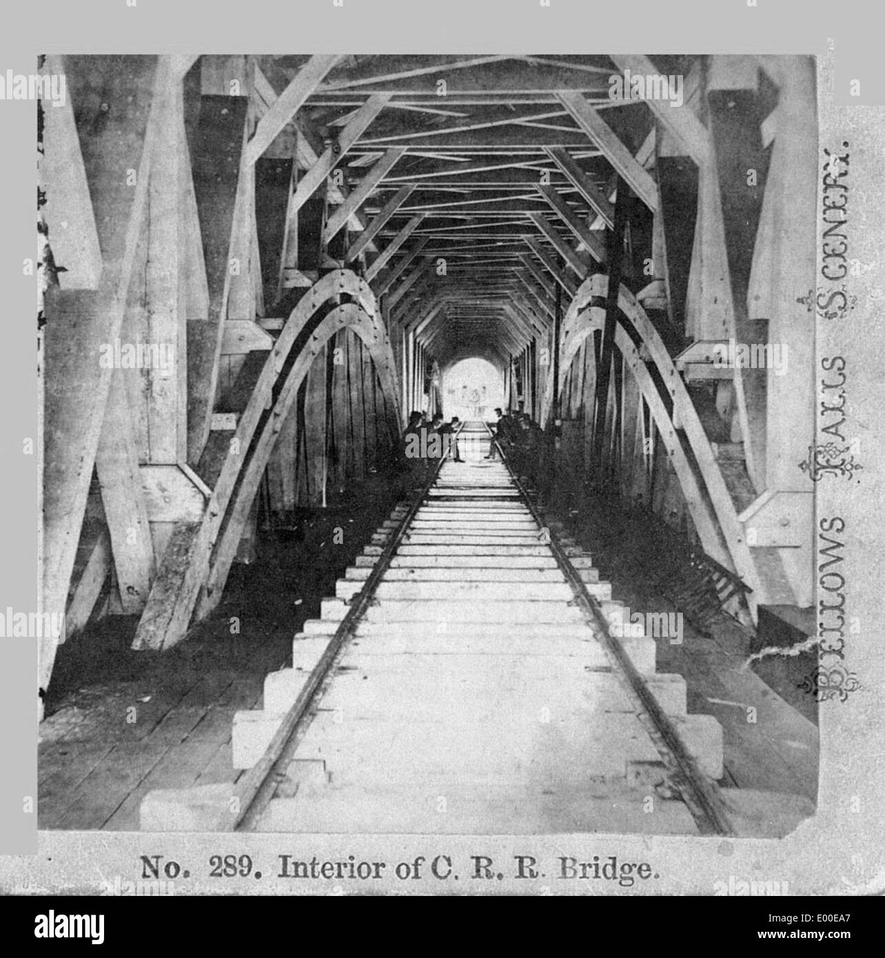 Il Cheshire Railroad Bridge, situato a Bellows Falls, Vermont, è un esempio iconico di ingegneria dei ponti del XIX secolo. Costruito con capriate in ferro battuto, è un importante punto di riferimento storico e strutturale nella regione. Foto Stock