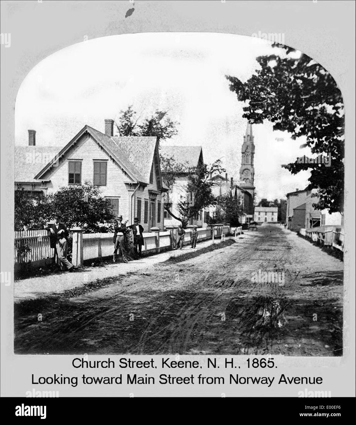 Church Street a Keene, New Hampshire, presenta la classica architettura del New England con affascinanti case che fiancheggiano la strada. L'immagine cattura l'atmosfera pittoresca e storica di questa piccola città negli Stati Uniti. Foto Stock