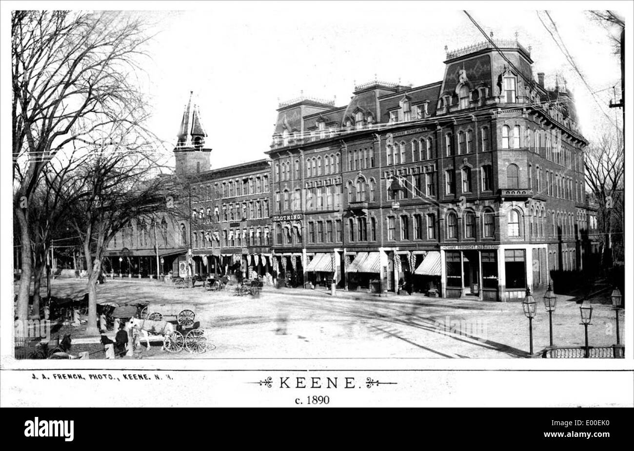 Central Square a Keene, New Hampshire, è un'area storica che mostra i primi sviluppi della città. L'immagine cattura il quartiere degli affari, i municipio e le strutture residenziali, riflettendo la crescita storica della città e la vita comunitaria. Foto Stock