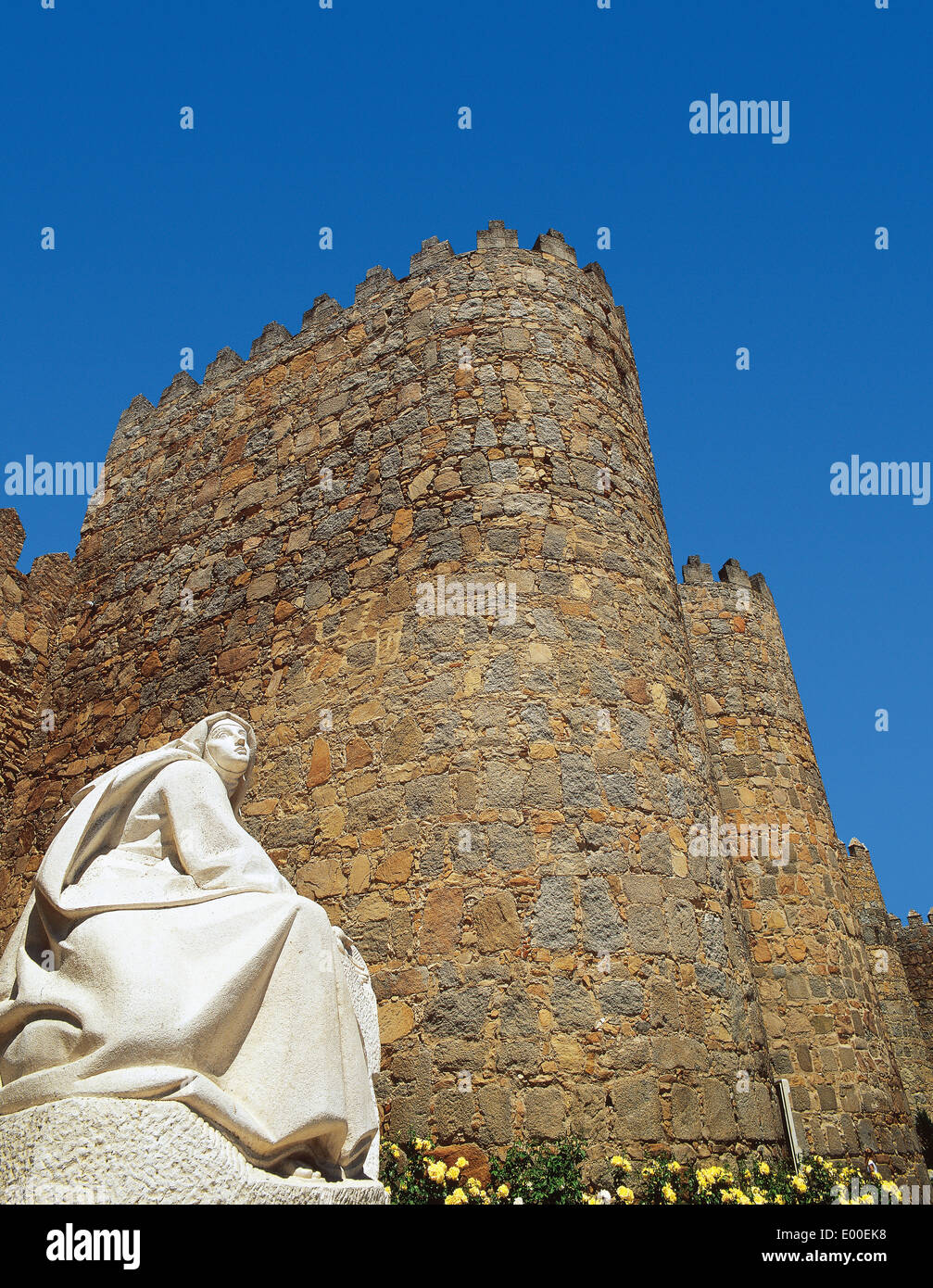 Spagna. Castiglia e Leon. Avila. Un monumento di Teresa d Avila (1515-1582) e la porta della fortezza, del XII secolo. Foto Stock