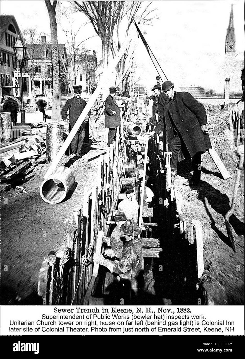 La costruzione di una fogna lungo Main Street a Keene, New Hampshire, all'inizio del XX secolo fu un importante progetto di sviluppo urbano. I lavoratori sono mostrati scavare e deporre tubi per espandere le infrastrutture della città. Foto Stock