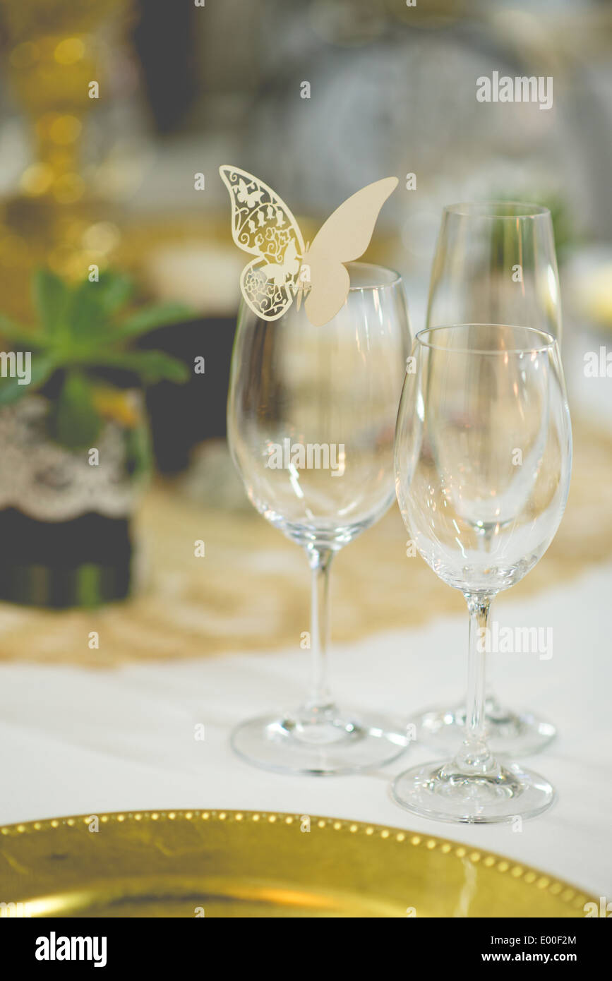 Bicchieri di vino con farfalla di carta a un matrimonio Foto stock - Alamy