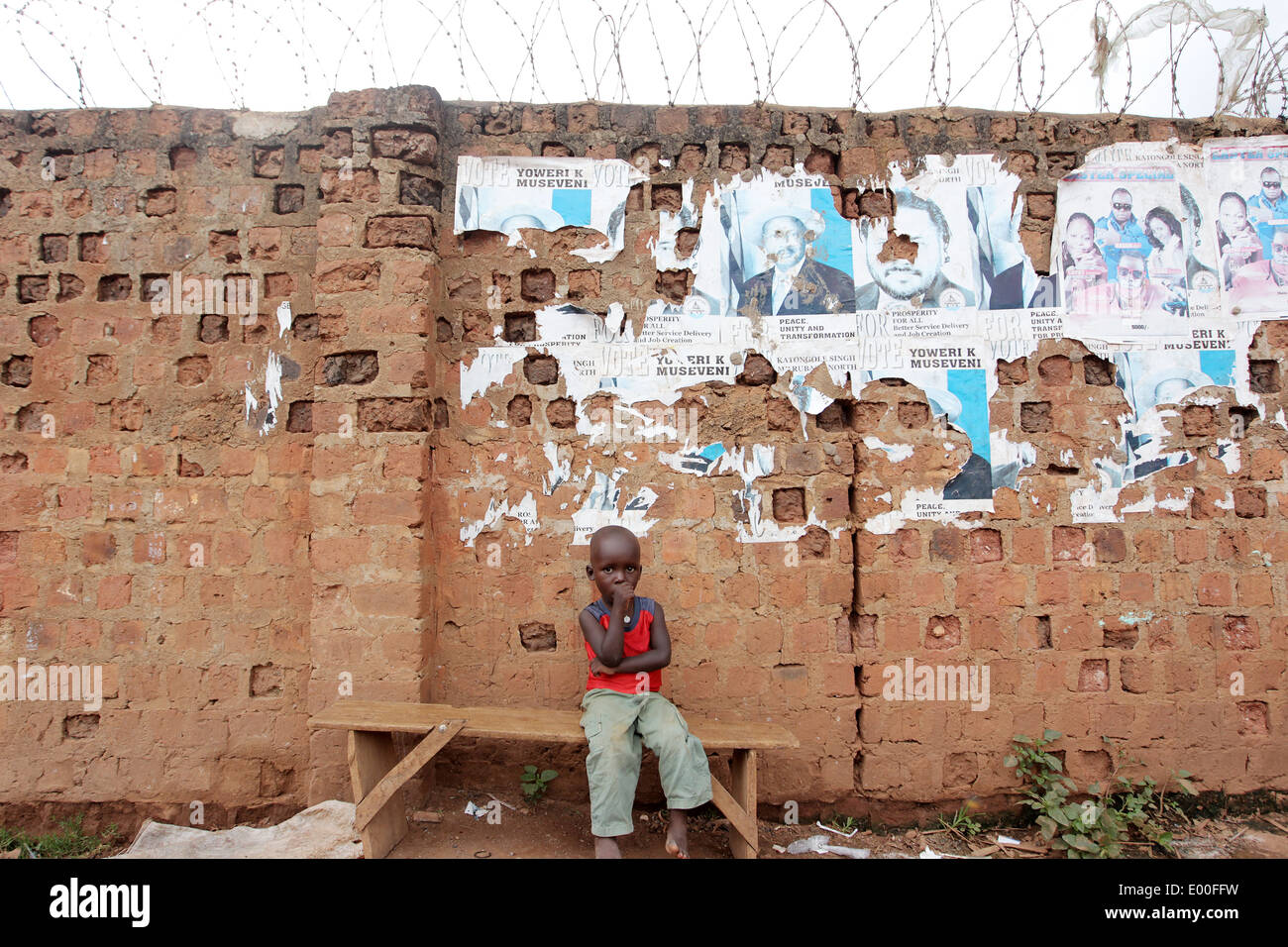 Un bambino in Kosovo delle baraccopoli di Kampala City in Uganda. Foto Stock