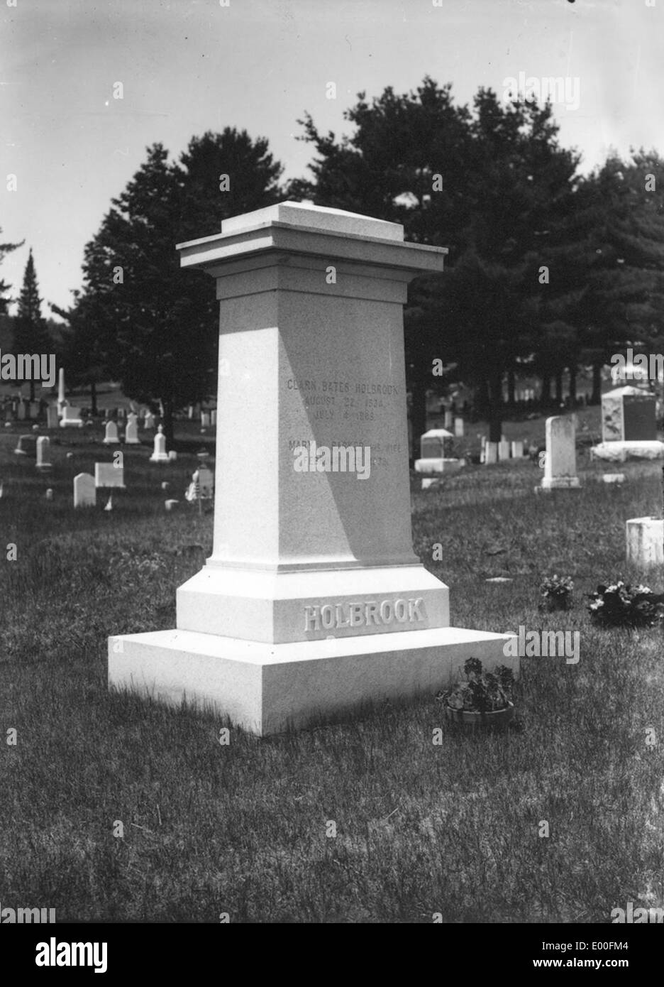 Questo monumento al cimitero Holbrook di Keene, New Hampshire, onora l'eredità di Bion Whitehouse. Il cimitero ricorda le radici storiche della regione e le famiglie che hanno contribuito alla sua crescita. Foto Stock