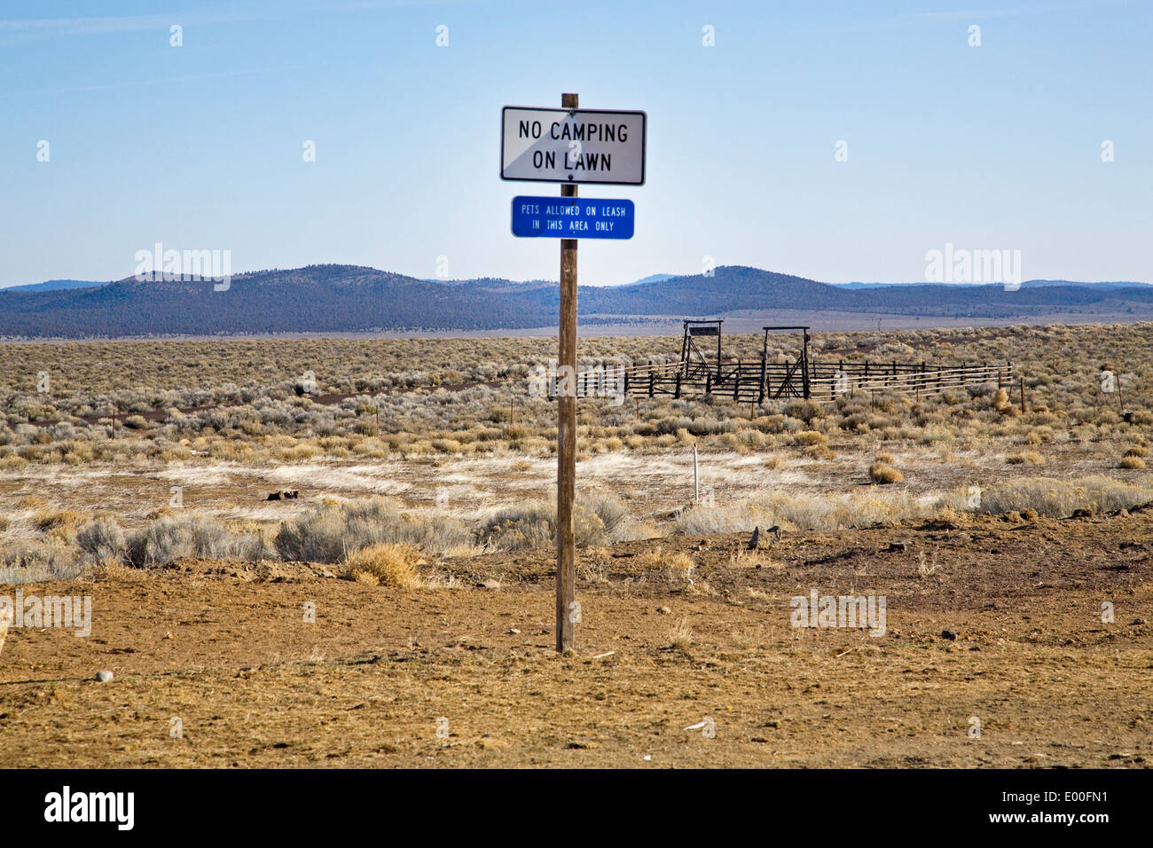 Un divertente segno nel mezzo del deserto di Oregon vicino alla città di fratelli, Oregon Foto Stock