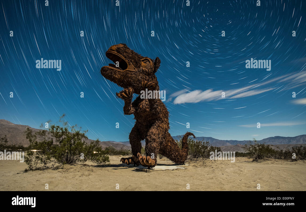 Tyrannosaurus rex scultura contro uno sfondo di tracce stellari, California. Foto Stock