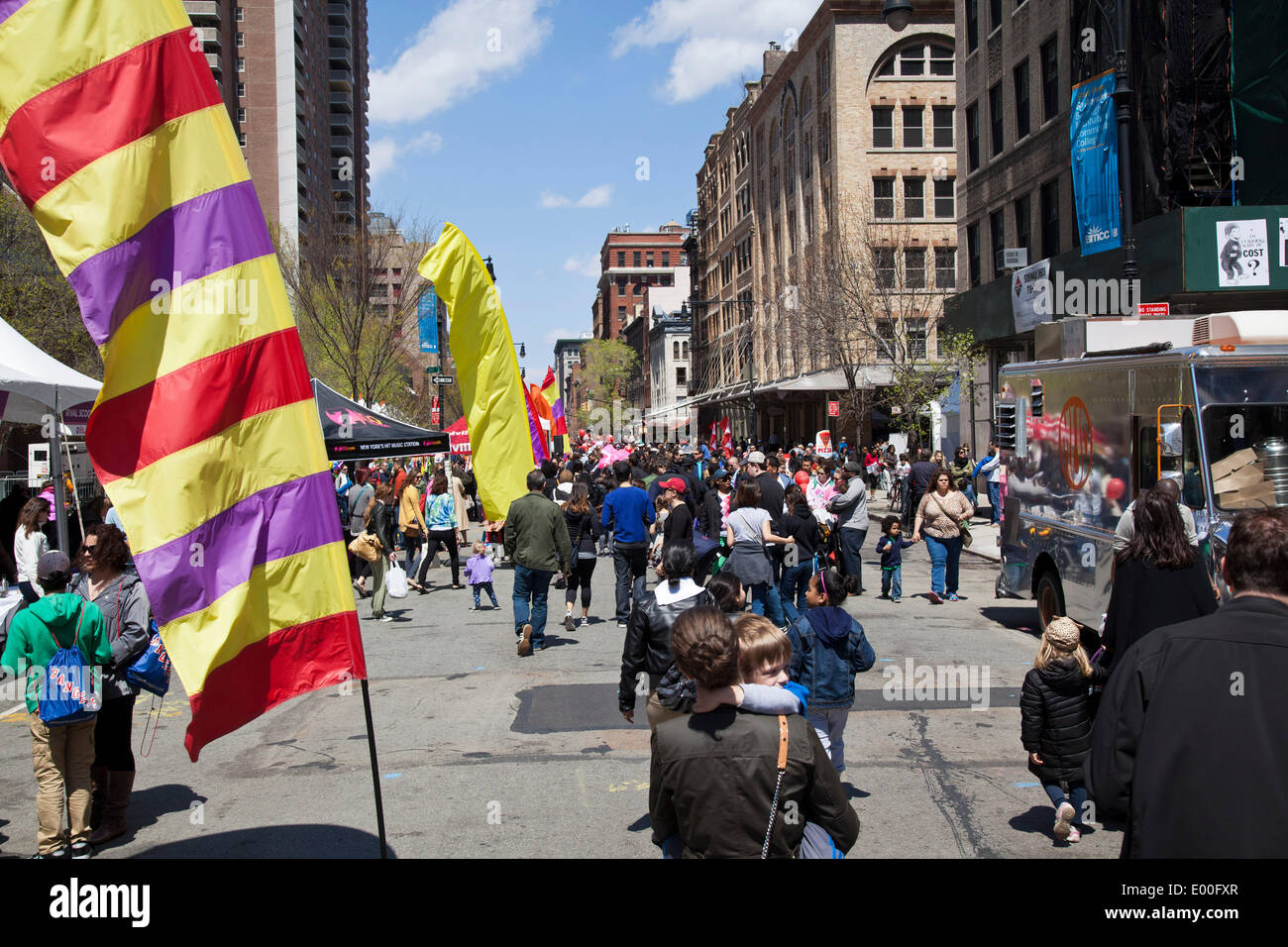 New York, Stati Uniti d'America. 27 apr 2014. Scena di strada al TriBeCa Festival di famiglia, come parte del Tribeca Film Festival di New York City; 27 aprile 2014 Credit: Louis Champion/Alamy Live News Foto Stock