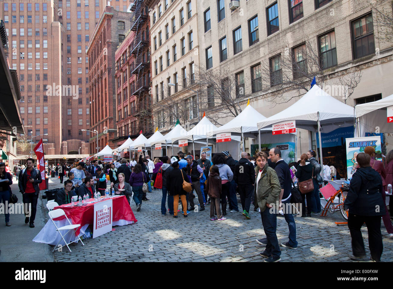 New York, Stati Uniti d'America. 27 apr 2014. Scena di strada al TriBeCa Festival di famiglia, come parte del Tribeca Film Festival di New York City; 27 aprile 2014 Credit: Louis Champion/Alamy Live News Foto Stock